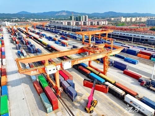 贛州集裝箱裝卸繁忙，貨物進出口活力四射