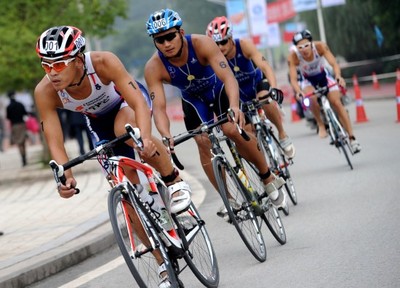 圖文-海峽杯鐵人精英賽開賽運(yùn)動員在自行車比賽_綜合體育_新浪競技風(fēng)暴_新浪網(wǎng)