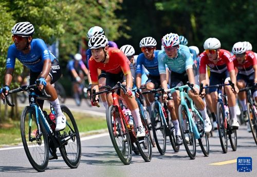 第十二屆環(huán)鄱陽湖國際自行車大賽激情開賽